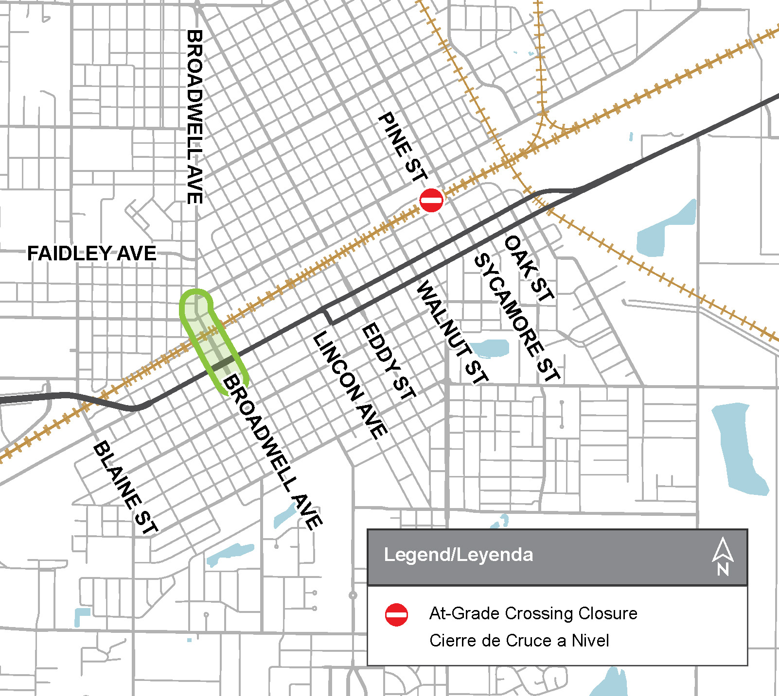 Map showing the rail corridor and surrounding streets, including Blaine St, Broadway Ave, Lincoln Ave, Eddy St, Walnut St, Sycamore St, Oak St, Pine St, and Faidley Ave. A green outlined area highlights the project area near Broadway Ave. A red closure symbol marks the Pine St railroad crossing. The bilingual legend identifies the red symbol as an at-grade crossing closure (Cierre de Cruce a Nivel).
