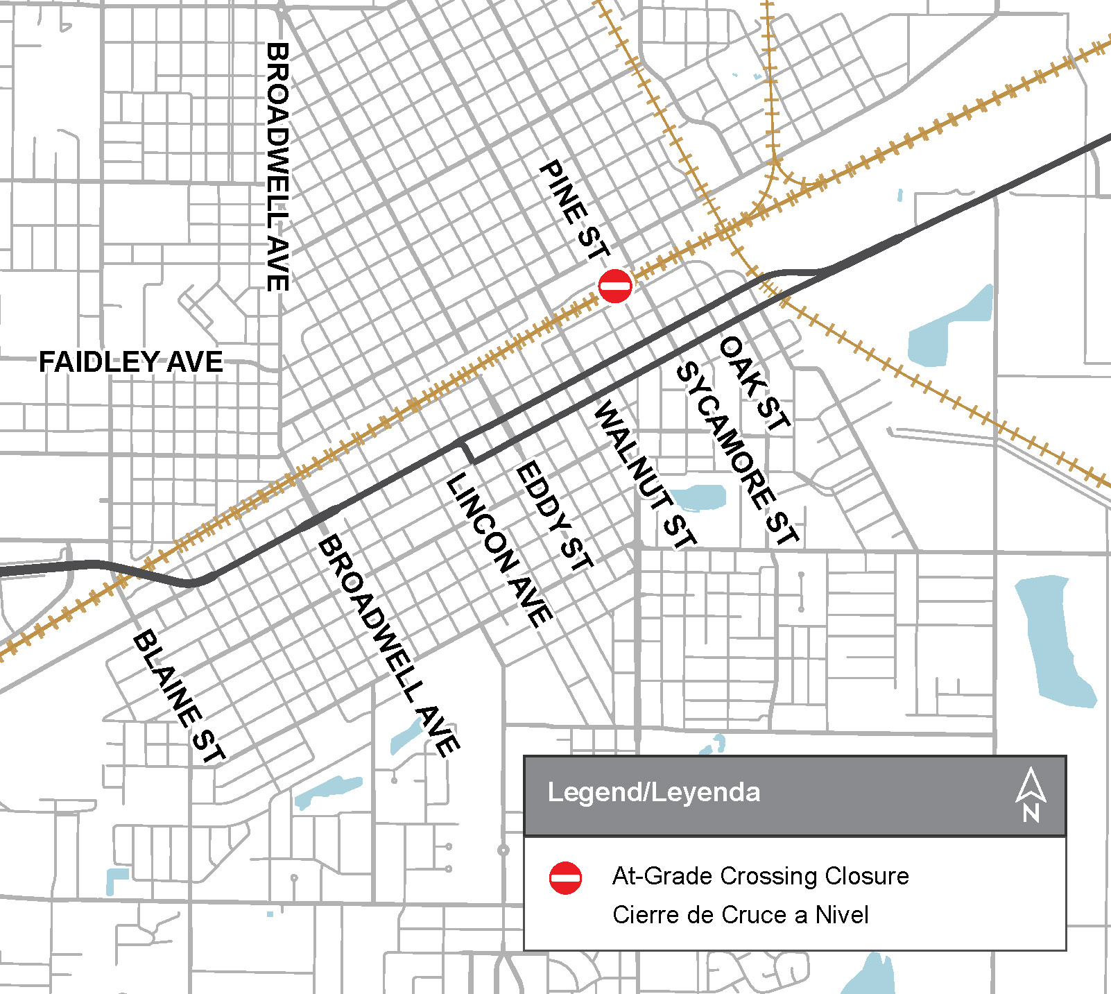 Map showing a rail corridor and surrounding streets, including Blaine St, Broadway Ave, Lincoln Ave, Eddy St, Walnut St, Sycamore St, Oak St, Pine St, and Faidley Ave. A red closure symbol marks the Pine St railroad crossing. The bilingual legend identifies the symbol as an at-grade crossing closure (Cierre de Cruce a Nivel).